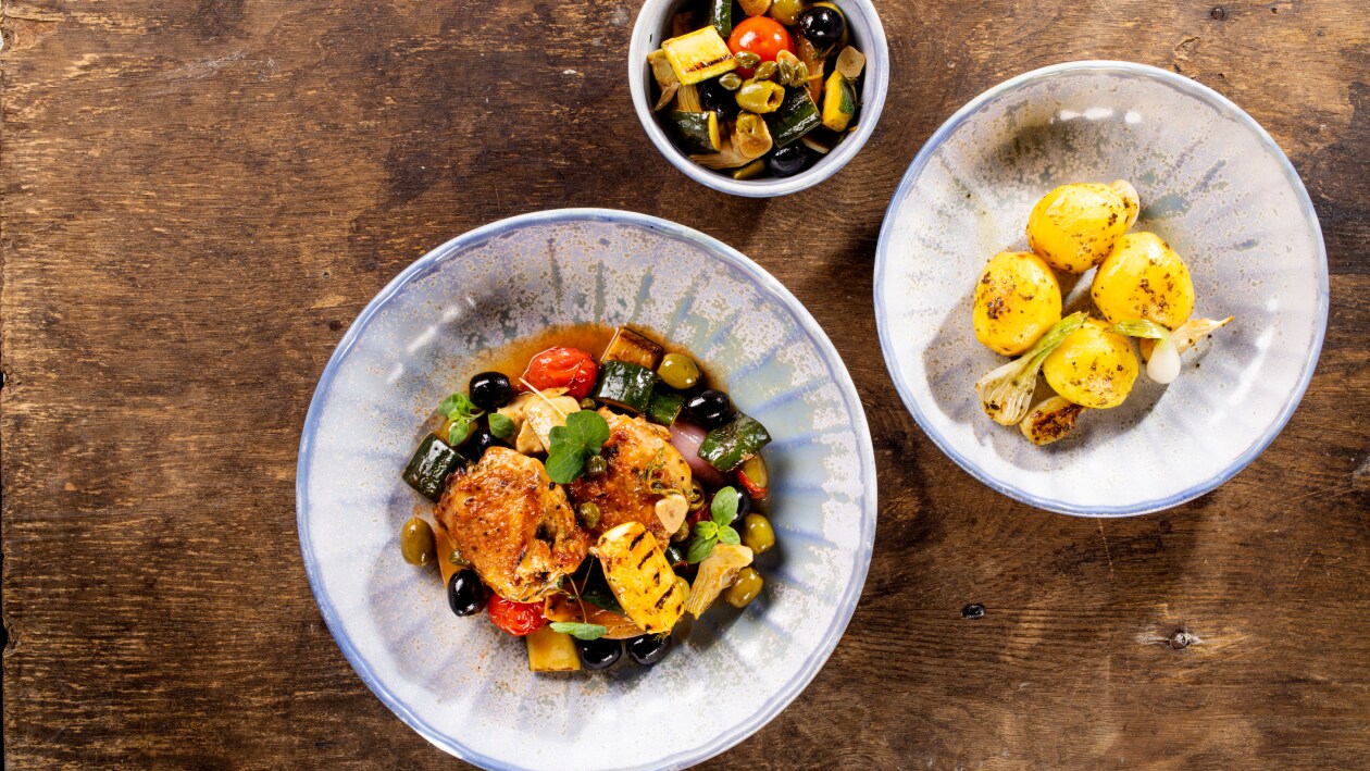 Kurczak ze śródziemnomorskiej marynaty duszony z warzywami